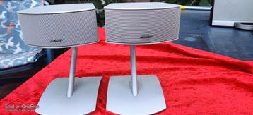Bose 321 luidsprekers zilvergrijs met tafel standaatds 2x beschikbaar voor biedingen