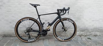 ZEER LICHTE EN SNELLE GRAVELBIKE RACEFIETS  beschikbaar voor biedingen