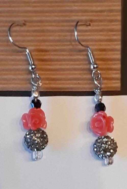 Te koop: Nieuw! Mooi  geschenk oorbellen., Handtassen en Accessoires, Oorbellen, Nieuw, Hangers, Overige materialen, Zwart, Met strass