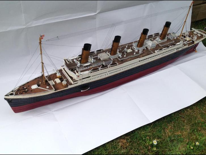 Titanic hachette 1m05 half gebouwd ., Verzamelen, Film en Tv, Zo goed als nieuw, Film, Beeldje, Replica of Model, Ophalen of Verzenden