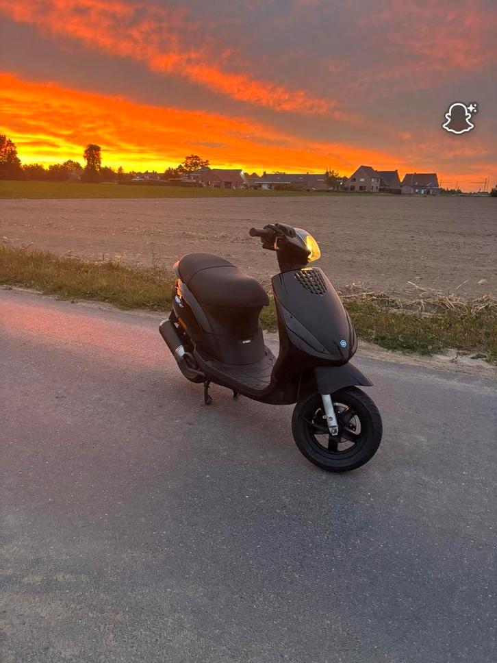 Zip 80 cc 4 takt, Fietsen en Brommers, Scooters | Piaggio, Zo goed als nieuw, Zip, Klasse B (45 km/u), Benzine, Ophalen