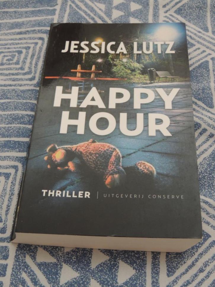 Happy Hour door Jessica Lutz, Boeken, Thrillers, Zo goed als nieuw, Nederland, Ophalen