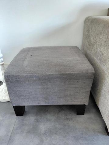 2 grijze poefs – stevig en comfortabel beschikbaar voor biedingen
