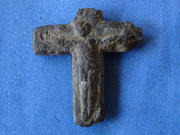 Bodemvondst 18e eeuw 18de eeuw bronzen kruisje dubbelzijdig, Antiek en Kunst, Antiek | Religieuze voorwerpen, Ophalen of Verzenden