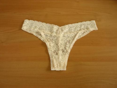 Beige gebroken wit kanten string met strik van Hunkemöller L, Kleding | Dames, Ondergoed en Lingerie, String, Wit, Ophalen of Verzenden