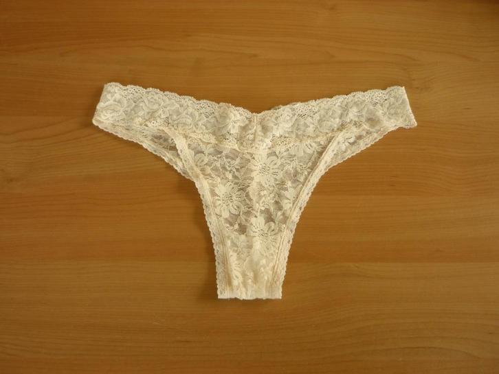 Beige gebroken wit kanten string met strik van Hunkemöller L, Kleding | Dames, Ondergoed en Lingerie, String, Wit, Ophalen of Verzenden