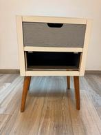 Nachtkastje in hout, wit en grijs, met 2 lades., Huis en Inrichting, Slaapkamer | Nachtkastjes, Ophalen, Gebruikt, Minder dan 45 cm