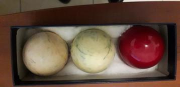 ivoorkleurige biljartballen beschikbaar voor biedingen
