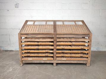 Antieke dubbele letterkast beschikbaar voor biedingen