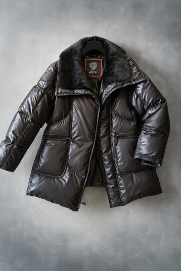 Luxe Vince Camuto Donsjas maat L beschikbaar voor biedingen