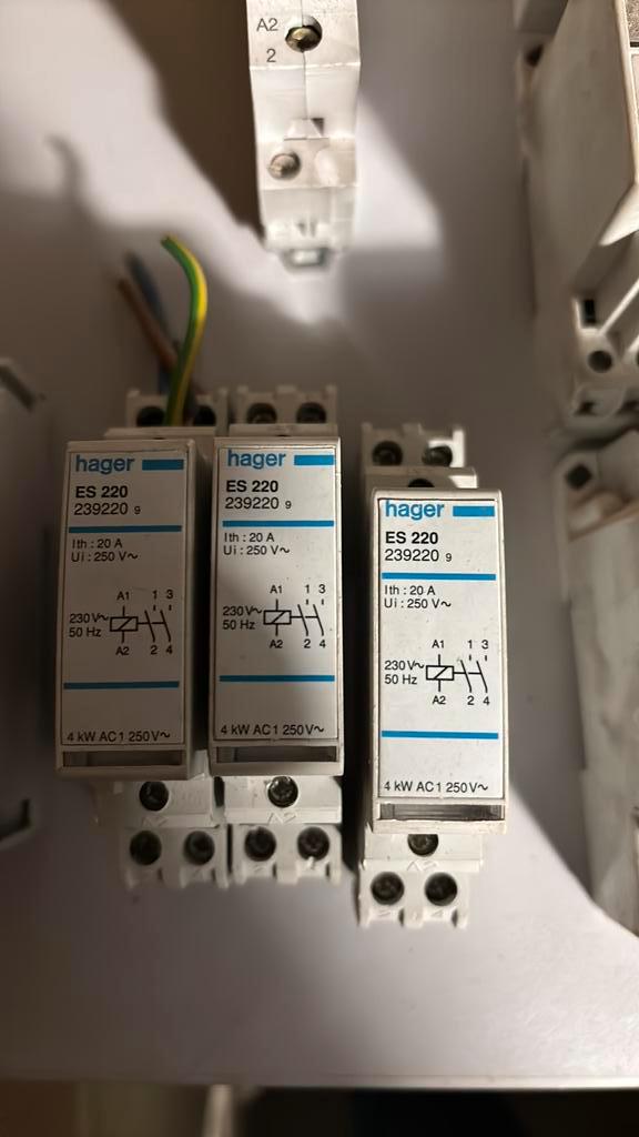 Hager es 220 contactor, Hobby en Vrije tijd, Elektronica-componenten, Zo goed als nieuw, Ophalen