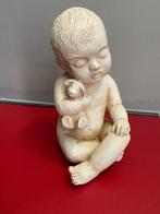 "Baby met Knuffel" Beeld in steen, Antiek en Kunst, Kunst | Beelden en Houtsnijwerken, Ophalen of Verzenden
