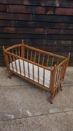 Houten wieg op wieltjes, Kinderen en Baby's, Babywiegjes en Ledikanten, Ophalen, Gebruikt, ., Wieg