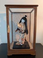 Japanase Geisha pop in glazen kabinet, Antiek en Kunst, Ophalen