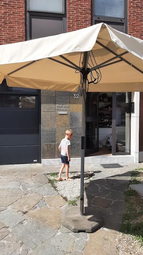 Beige parasol 300 cm met betonnen voet, Tuin en Terras, Parasols, Gebruikt, Stokparasol, 2 tot 3 meter, Kantelbaar, Verstelbaar
