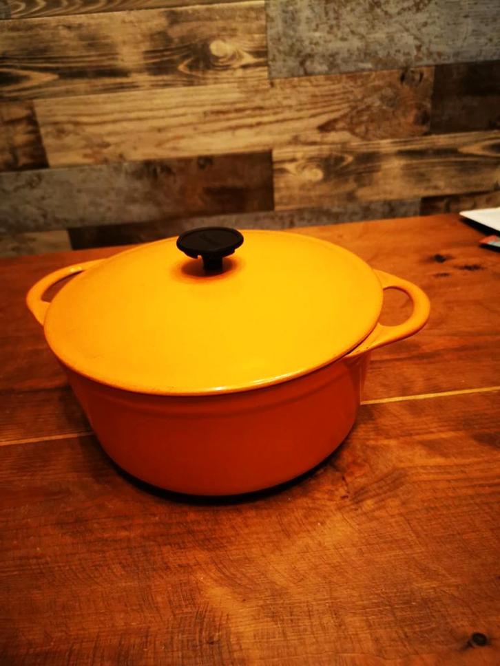 Cousances Le creuset 22, Huis en Inrichting, Keuken | Potten en Pannen, Zo goed als nieuw, Ophalen of Verzenden