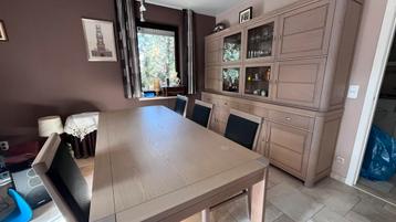 Eetkamer met kast en bijpassende tafel met 6 stoelen beschikbaar voor biedingen