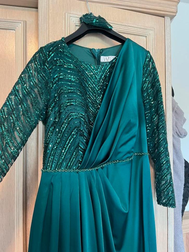 Groene kleed meet steentjes, Kleding | Dames, Jurken, Gedragen, Maat 42/44 (L), Onder de knie, Ophalen