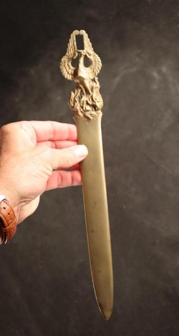 Grote gesigneerde bronzen briefopener beschikbaar voor biedingen