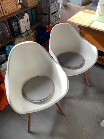 Twee witte kuipstoelen.  beschikbaar voor biedingen