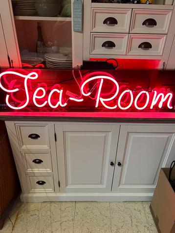Vintage Neon reclame “ TEA - ROOM “  beschikbaar voor biedingen