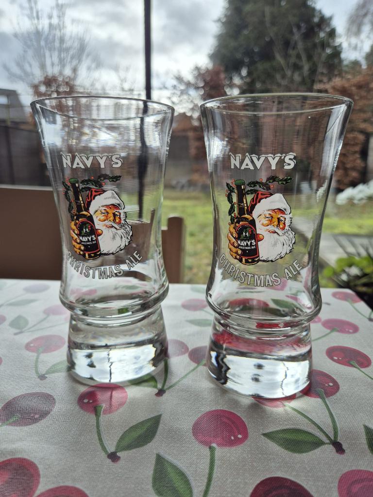 2 Bierglazen: Navy's christmass ale, Ophalen of Verzenden, Gebruikt, Bierglas