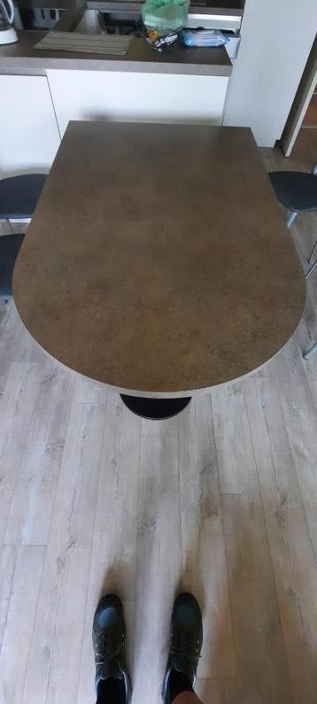 tafel en stoelen beschikbaar voor biedingen