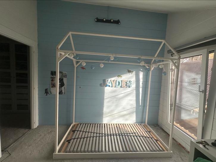 Zelfgemaakt 1 persoons bed in huisvorm met Emma matras, Kinderen en Baby's, Kinderkamer | Bedden, Zo goed als nieuw, 180 cm of meer