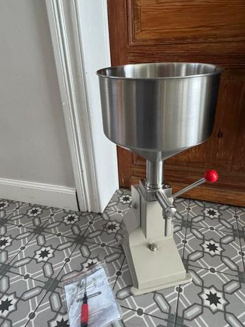 Machine manuelle de Remplissage de liquide Pâte de 5-50ml beschikbaar voor biedingen