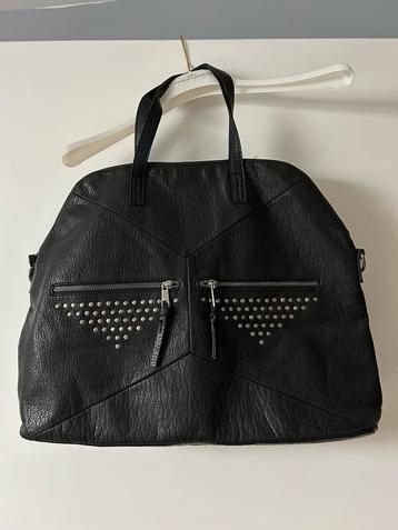 Zwarte tas van imitatieleer met studs en schouderriem 