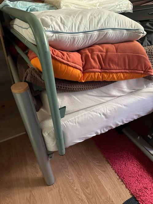 2 metalen 1persoons bedden gratis, Huis en Inrichting, Slaapkamer | Bedden, Zo goed als nieuw, Eenpersoons, 100 cm, 200 cm, Metaal