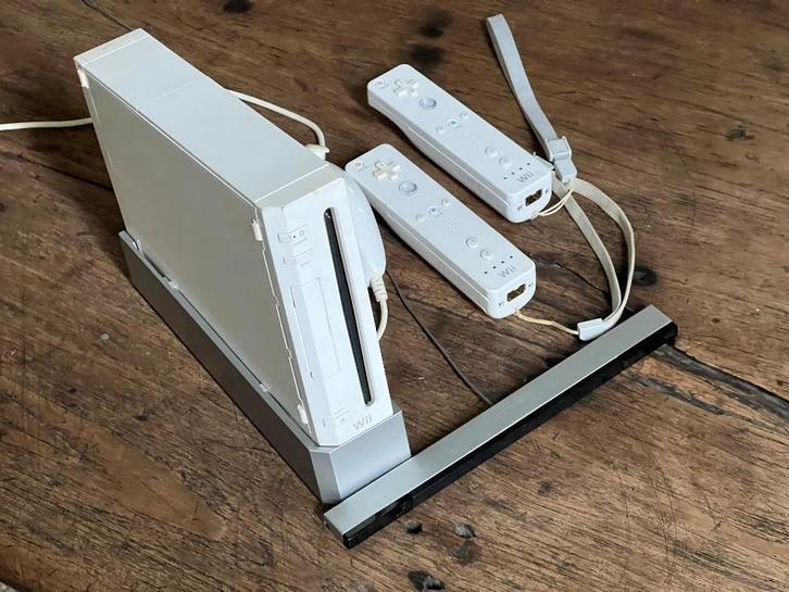 Complete Wii met spellen en accessoires, Games en Spelcomputers, Spelcomputers | Nintendo Wii, Zo goed als nieuw, Met 2 controllers
