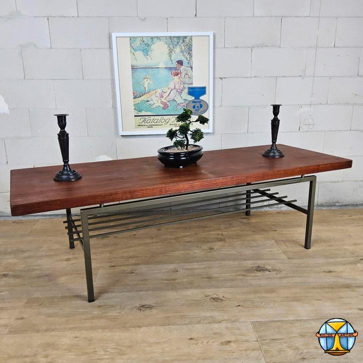 Vintage Deens (jaren 60) teakhouten salontafel metalen voet, Huis en Inrichting, Tafels | Salontafels, Gebruikt, Minder dan 50 cm