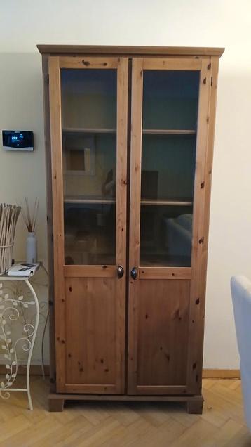 Markor Ikea vitrinekast met houten planken beschikbaar voor biedingen