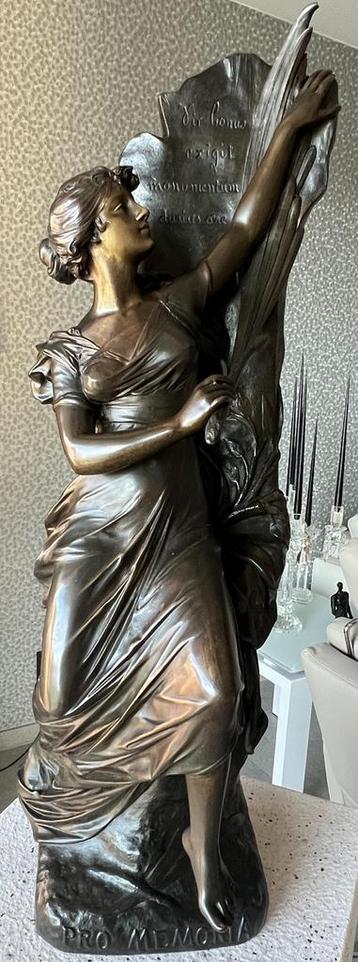 Statue en bronze, Enlèvement