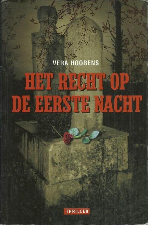 HET RECHT OP DE EERSTE NACHT - VERA HOORENS, Boeken, Thrillers, Gelezen, Nederland, Ophalen of Verzenden