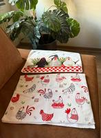 2 handdoeken kippen en hanen, Huis en Inrichting, Ophalen of Verzenden, Zo goed als nieuw, Wit, Handdoek