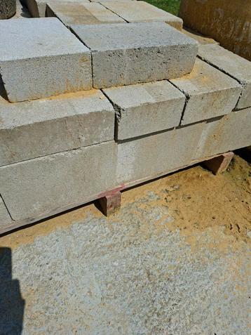 Betonstenen te koop beschikbaar voor biedingen