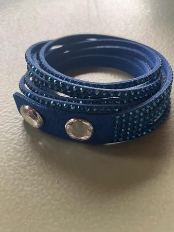 Ongedragen blauwe armband Swarovski beschikbaar voor biedingen
