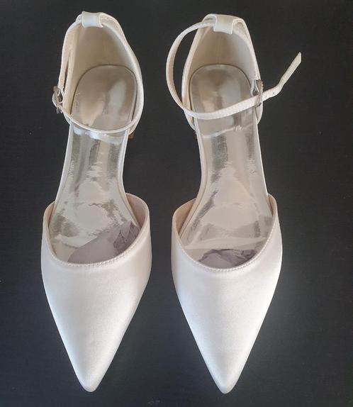 Mooie nieuwe wit/ivoren satijnen schoenen maat 39, Kleding | Dames, Schoenen, Nieuw, Schoenen met lage hakken, Wit, Ophalen of Verzenden