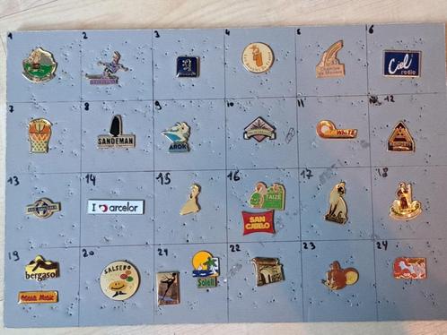 Pin's pins bij de doos zie foto's en nieuws/lees de aankondi, Verzamelen, Speldjes, Pins en Buttons, Ophalen of Verzenden