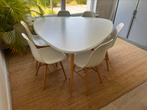 Tafel met 4 stoelen en cocos tapijt.