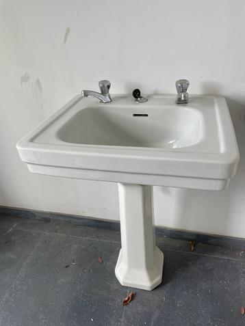 Witte lavabo op voet jaren 1940, art deco stijl beschikbaar voor biedingen