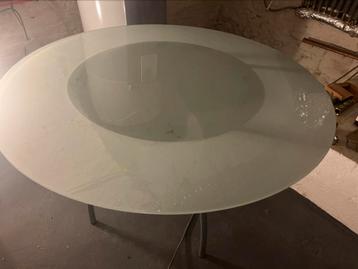 Table de cuisine et 2 chaises é bon etat beschikbaar voor biedingen
