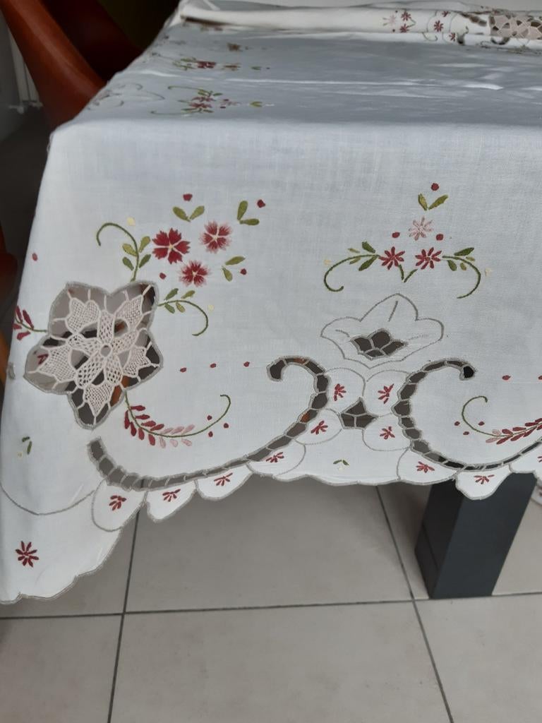Mooie handgeborduurde tafellaken., Ophalen of Verzenden, Zo goed als nieuw