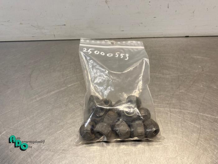 Écrou de roue d'un Toyota Starlet (Starlet 90-), Autos : Pièces & Accessoires, Freins & Transmission, Toyota, Utilisé, 3 mois de garantie