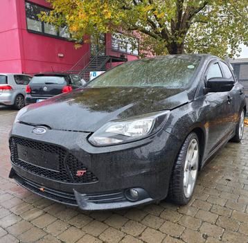 Ford focus 2.0i ST / 106.000 / 2014 / blikschade ! ! ! beschikbaar voor biedingen