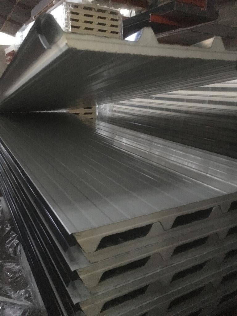 Sandwichdakplaten 3cm isolatie €32,50 m2 excl. btw, Bricolage & Construction, Tuiles & Revêtements de toit, Métal, Enlèvement ou Envoi