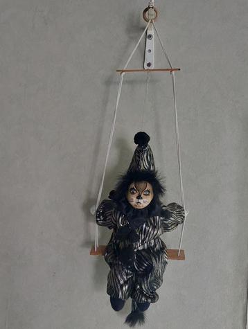 Clowntje op schommel, om op te hangen.  Goede staat beschikbaar voor biedingen