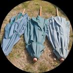 2 GROTE RONDE HOUTEN PARASOLS MET GROEN KATOENEN DOEK, Ophalen, Zo goed als nieuw